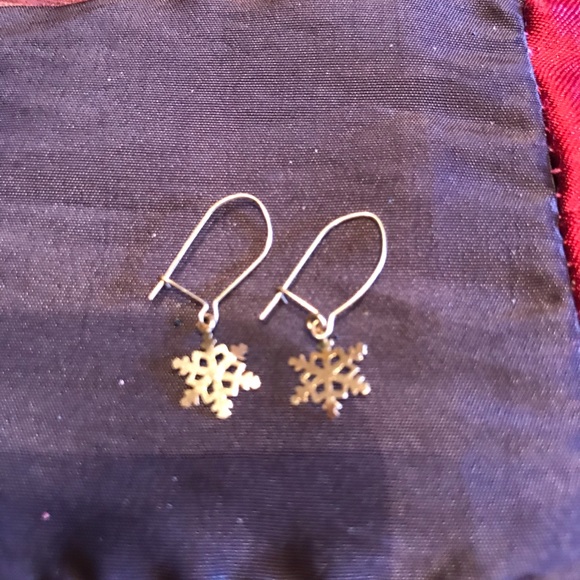 sold———————___GOLD SNOWFLAKE EARRINGS - Picture 2 of 5